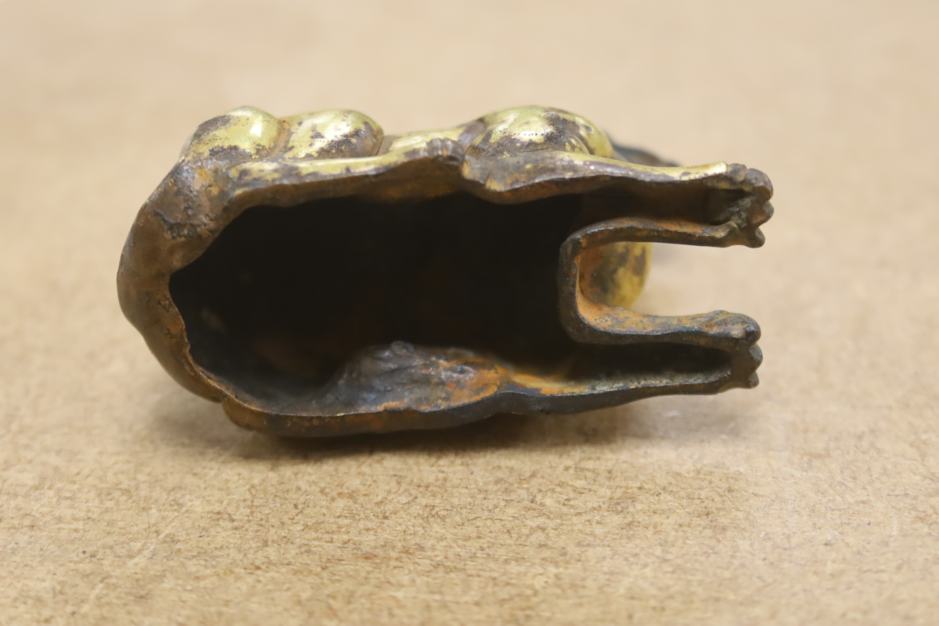 A Chinese gilt bronze dog, 7cm wide